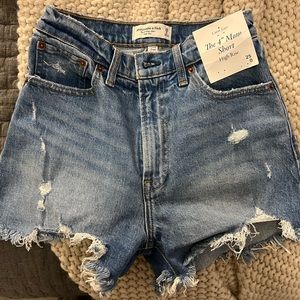 Abercrombie 4” mom short high rise curve love